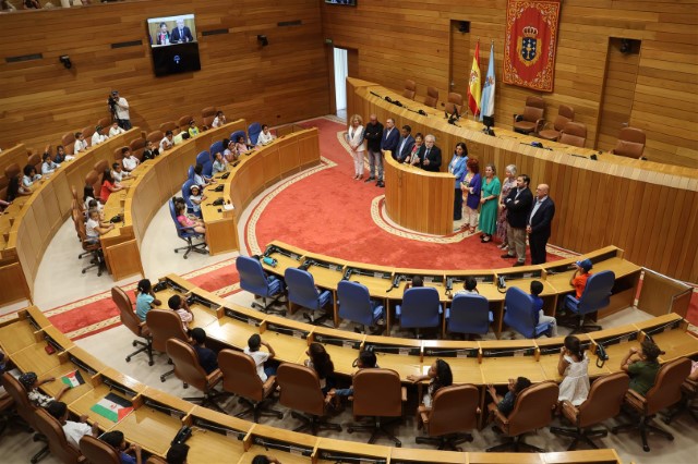 O Parlamento de Galicia recibe aos nenos e nenas saharauis que pasarán o seu verán en Galicia 